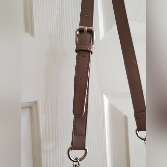 NWT Badgley Mischka Camera bag with slip pocket in Taupe Vegan Leather - Picture 9 of 16